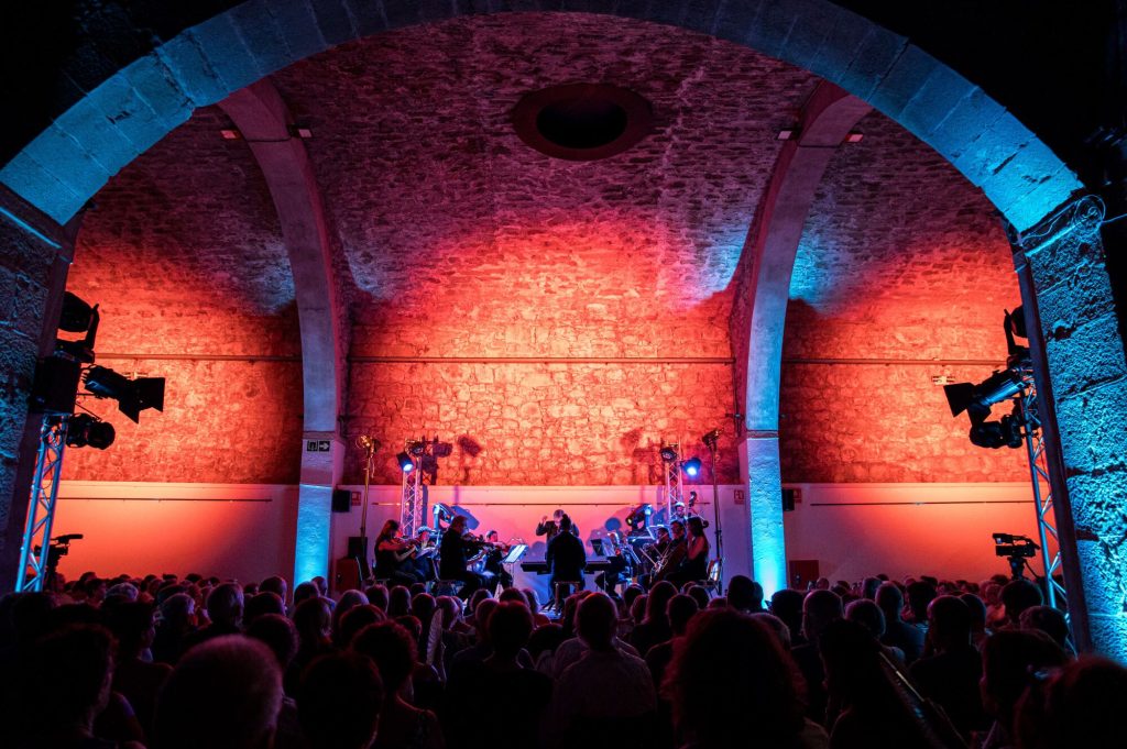 b349225c-55fe-401a-a929-779894062c7a_source-aspect-ratio_default_0